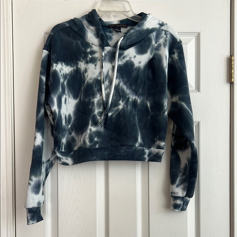Black and White Cropped Sweater with Tie-Dye Effect